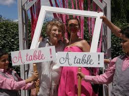 Lors d'un mariage, la traditionnelle séance photo réalisée par un professionnel est parfois longue et contraignante aussi bien pour les mariés. Mon Mariage Champetre Chic Le Cocktail Et Le Photobooth Mademoiselle Dentelle