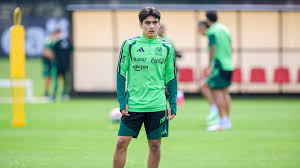 Gilberto Mora disfruta jugar al futbol sin importar el dorsal que traiga