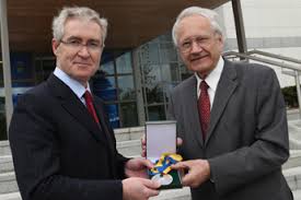 Ernst, zürih eth'de kimya okudu ve 1962'de hans h. Ucd News Nobel Prize Winning Scientist Receives Ucd Ulysses Medal