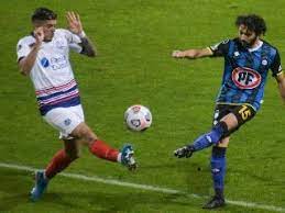 Cuevas (huachipato) es amonestado y el árbitro le saca la tarjeta amarilla. Bd5xjn2nhbj7jm