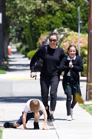 Jennifer garner keeping jennifer lopez away far away from her kids? Jennifer Garner Picks Up Her Kids From School In Brentwood Los Angeles