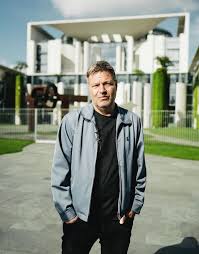 May 25, 2021 · robert habeck, bundesvorsitzender von bündnis 90/die grünen, hockt auf dem boden und betrachtet munitionsreste in einem zerstörten und seit 2015 verlassenen dorf unweit von mariupol. Robert Habeck Politik Soll Nicht Bessere Menschen Machen Sondern Bessere Politik Der Spiegel