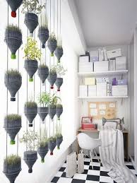 Las plantas son siempre elementos de utilidad en la decoración, con la ventaja añadida de permitirnos si bien lo más habitual es colocar las plantas en macetas o jardineras, directamente sobre el suelo o sobre la superficie de mesas y estanterías hay otras opciones para el soporte de la. Diez Ideas Para Colocar Plantas En Casa