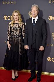 Michelle pfeiffer est prête à reprendre son rôle de catwoman (si on lui demande). Michelle Pfeiffer Is Age Defying At 2017 Emmy Awards Hello