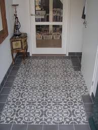 Treppenaufgänge und podeste lassen sich ebenso wunderbar mit fliesen oder naturstein belegen und bieten neben allem komfort auch einen tollen blickfang, wenn beim aufbau einige regeln berücksichtigt werden. Eingangsbereich Flur Haus Fliesen Landhaus Fliesen Flur Dekor