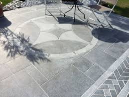 Terrasse En Pierre Naturelle 10 Ambiances 10 Styles En 2020 Terrasse Pierre Terrasse Pierre Naturelle Granit Noir