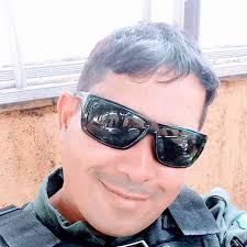 🎃 Imagine having three singers, three guitarists and six songwriters in  one band … 😅