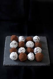 Les Truffes En Chocolat Bicolores Recette Truffes Au Chocolat Truffe Noel Cuisine