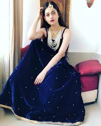 A Woman Who Knows What She Brings To The Table Is Not Afraid To Eat Alone Mood Stylish Girl Pic Formal Dresses Long Girl Fashion