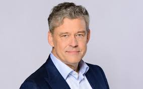 Jinek is vanaf het begin van het nieuwe jaar op rtl 4 te zien, jeroen pauw presenteerde vorige week zijn laatste. Oud Jouster Charles Groenhuijsen Op1 Is De Eredivisie Van De Televisie Leeuwarder Courant