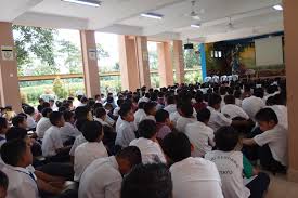 Kemudian beliau menyambung pelajaran di sekolah menengah kota tinggi selama lima tahun. Sekolah Kebangsaan Sri Serdang Red Pastel B