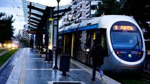 Με μάσκες και αποστάσεις η αφή του αγίου φωτός. Neos Kosmos