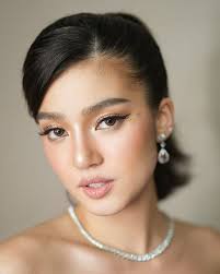 We can't get enough of the beautiful makeup looks that Jake Galvez creates 