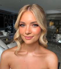 Hannah Wallis's Instagram, Twitter & Facebook