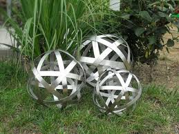 Andere kugeln sind aus metall und in ihnen spiegelt sich ihre umgebung. Pin Auf Outdoor