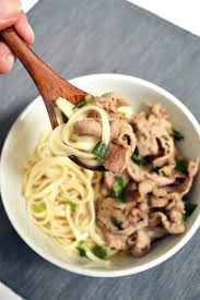 Udon noodles are served in hot dashi, a japanese broth made with kombu and bonito flakes, and are topped with scallions. Beef Udon Jaja Bakes Jajabakes Com