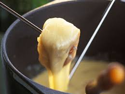 Decouvrez La Recette Fondue Savoyarde Aux 5 Fromages Sur Cuisineactuelle Fr Fondue Savoyarde Recette Fondue Savoyarde Recette Fondue