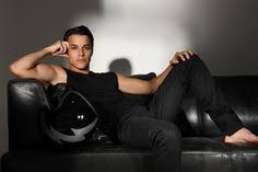 Už ako malého ho to veľmi ťahalo k herectvu, zo začiatku k divadlu, kde začal hrať už v rannom veku, ako 11 ročný. 13 Kostja Ullmann Ideen Kostja Ullmann Schauspieler Schauspieler Innen