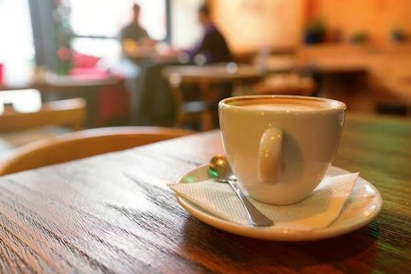 Taza de café de capuchino. Una taza de capuchino en la mesa del bar. | Foto  Premium