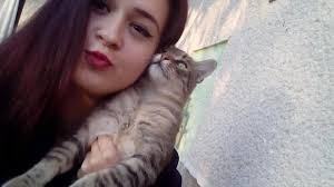 Ja s mojou mačičkou 😍 Kreslenie farebnými farbičkami a fixkami. Detaily  čiernym linerom a bielym gélovým perom Sakura. Čo hovoríte na obrázok? Máte  radi aj vy mačky či radšej iné zvieratko? 😊