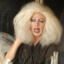 Me olvide(muy mal de mi parte) agradecer a @queenromadrag por este tremendo  y hermoso pelucón, mas otros dos que armo y me los presto con mucho cariño  para usar en mis presentaciones