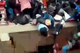 Al menos tres estudiantes murieron al ceder una barandilla en en la universidad pública de el alto (upea) en #bolivia , donde se desarrollaba una asamblea estudiantil. M5y5zc9lhnny5m