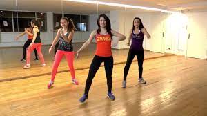 Wer auch zuhause trainieren möchte, kann sich. Zumba Training Fur Anfanger Youtube