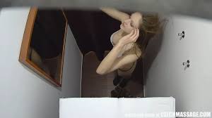 Une belle ado se fait masser