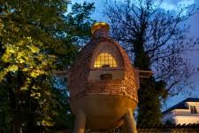 He is the child of the politician takeo fujimori. Terunobu Fujimori In Der Villa Stuck Teehaus Auf Stelzen Hoher Als Menschen Niedriger Als Gotter Kulturvollzug