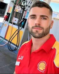 69 year-old Mark Davis, said his 26 year old girlfriend didn't know he was  a billionaire. She was drawn to him because of his beautiful smile ❤️🙂