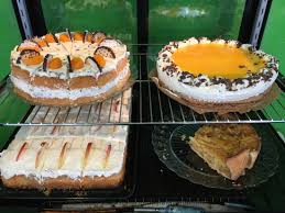 Selbstgemachte kuchen werden gern gegessen und gibt es in vielen variationen. Selbstgemachte Kuchen Und Torten Bild Von Das Lokal Mittenwald Tripadvisor