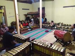 Musik yang tercipta pada gamelan jawa berasal dari paduan bunyi gong, kenong dan alat musik jawa lainnya. Lestarikan Budaya Bapak Jasman Kenalkan Gamelan Kepada Perangkat Desa Website Plembutan