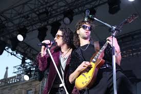 Caylabri naked door opens and greeted by a beautiful blonde