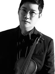 Duek Woo Kim performs with Larsen Il Cannone Gold for violin.