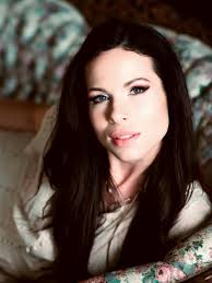 Deanna Maye's Instagram, Twitter & Facebook