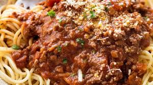 200 gr kıyma, 1yemek kaşığı tereyağı, 1 yemek kaşığı zeytinyağı, 1 adet küçük kuru soğan, 1 küçük kerevizin yarısı, 1 adet havuç, 1 yemek kaşığı salça (isteğe göre), 1 adet biber (isteğe göre), 2 adet domates, 1 diş sarımsak, 1 su bardağı su, tuz, karabiber, 1 adet defneyaprağı. Spaghetti Bolognese Recipetin Eats