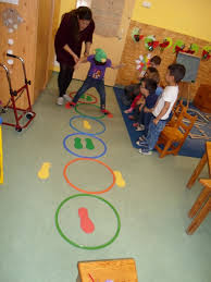 Este es un portal de educación inicial y primaria para niños 3 a 10 años que aborda el aprendizaje a través de juegos educativos. Motricidad Iniciales Juegos De Grupo Juegos Para Ninos Actividades Infantiles Activi Juegos Para Preescolar Habilidades Motoras Gruesas Aula De Ninos