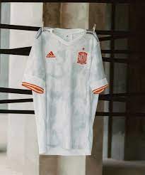 Plusieurs mois après adidas, puma et nike ont dévoilé cette semaine les maillots que leurs sélections respectives porteront notamment lors l'euro 2021, prévu après adidas, qui avait pris les devants en révélant les kits de l'espagne, de la belgique et de l'allemagne dès novembre dernier, puma et nike. L Espagne Presente Son Maillot Exterieur Pour L Euro 2020