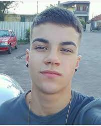 a imagem pode conter 1 pessoa selfie close up e atividades ao ar livre fotos de meninos morenos fotos de meninas fotos de meninos bonito