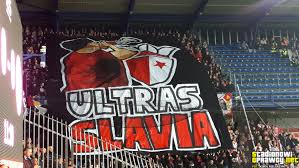 Los azulgrana, a pesar de la victoria en praga, constatan que priman las individualidades, no la solidaridad sin la pelota. Sparta Praga Slavia Praga 04 11 2018 Stadionowi Oprawcy