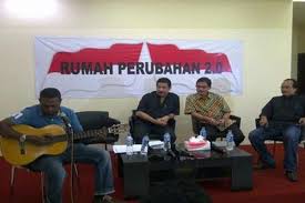 Lagu 'pergi pagi pulang pagi' menceritakan seseorang yang tengah berjuang untuk mendapatkan rezeki demi pujaan hatinya. Edo Kondologit Harus Ada Perubahan Di Papua