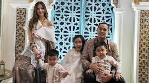 Kalau menurut kamu, bagaimana seragam. Baju Lebaran 4 Seleb Ini Dicibir Netizen Ada Yang Dianggap Tak Sopan Hot Liputan6 Com