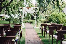 Use an easel to hold the mirror up. 23 Backyard Wedding Ideas How To Plan A Backyard Wedding Yeah Weddings