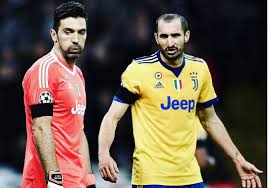 Кьелини в борьбе за мяч с фабрегасом на чемпионате европы 2012. Kellini Ostanetsya V Yuventuse Do 2020 Goda Futbol Xsport Ua