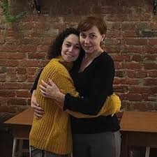 Nascida em lisboa, a 14 de abril de 1964, maria joão gonçalves abreu soares iniciou a carreira profissional no teatro, mas foi a televisão que lhe granjeou a popularidade. Gqi5jv6j8hov1m