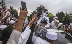 Habib rizieq shihab sempat ditawarkan hakim untuk mengajukan permohonan pengampunan atau grasi ke presiden joko widodo (jokowi) usai divonis 4 tahun penjara. Rizieq Shihab Dituntut 10 Bulan Penjara Di Kasus Kerumunan Megamendung Harianjogja Com