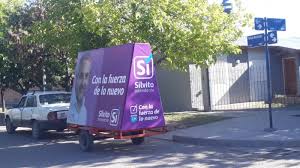 La vía pública continúa siendo el foco político: llega cartelería móvil,  una innovación en época de campaña