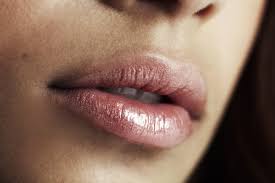 9 tips hilangkan bibir hitam dan menjadi merah kembali. Cara Menghilangkan Bibir Hitam Secara Alami Coba Gunakan 6 Cara Ini Theasianparent Indonesia