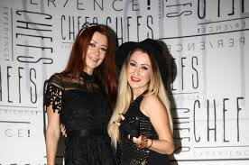 Înainte de a veni la munte, denisa tănase a petrecut un sejur de lux în dubai alături de iubitul ei, petrecând alături denisa de la bambi a sistat pregătirile pentru nunta cu afaceristul mircea brânzei. Denisa De La Bambi A Descoperit Ingredientul Minune Pentru Un Ten Fara Cusur Buna Ziua Iasi Bzi Ro