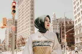 Konveksi baju komunitas tentu bukan tempat yang asing lagi saat ini. 5 Desainer Muslim Indonesia Yang Karyanya Go International Matamata Com